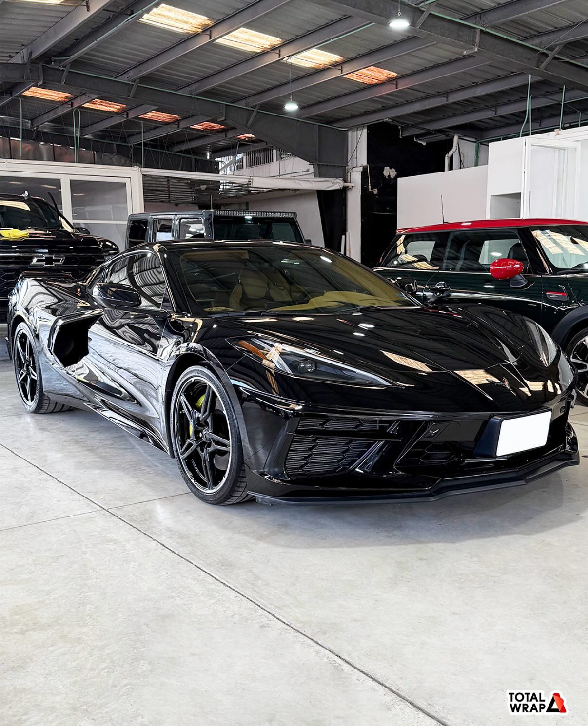 Chevrolet Corvette dentro del taller de Total Wrap
