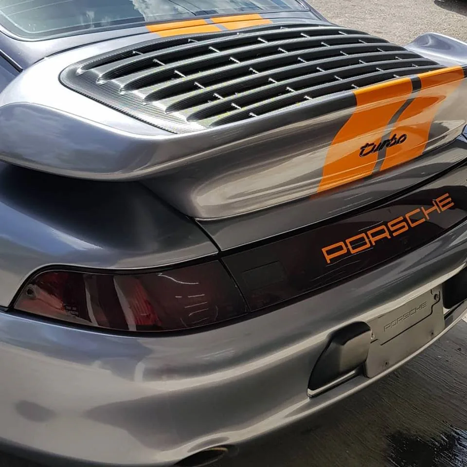 Porsche 911: Franjas deportivas en contraste