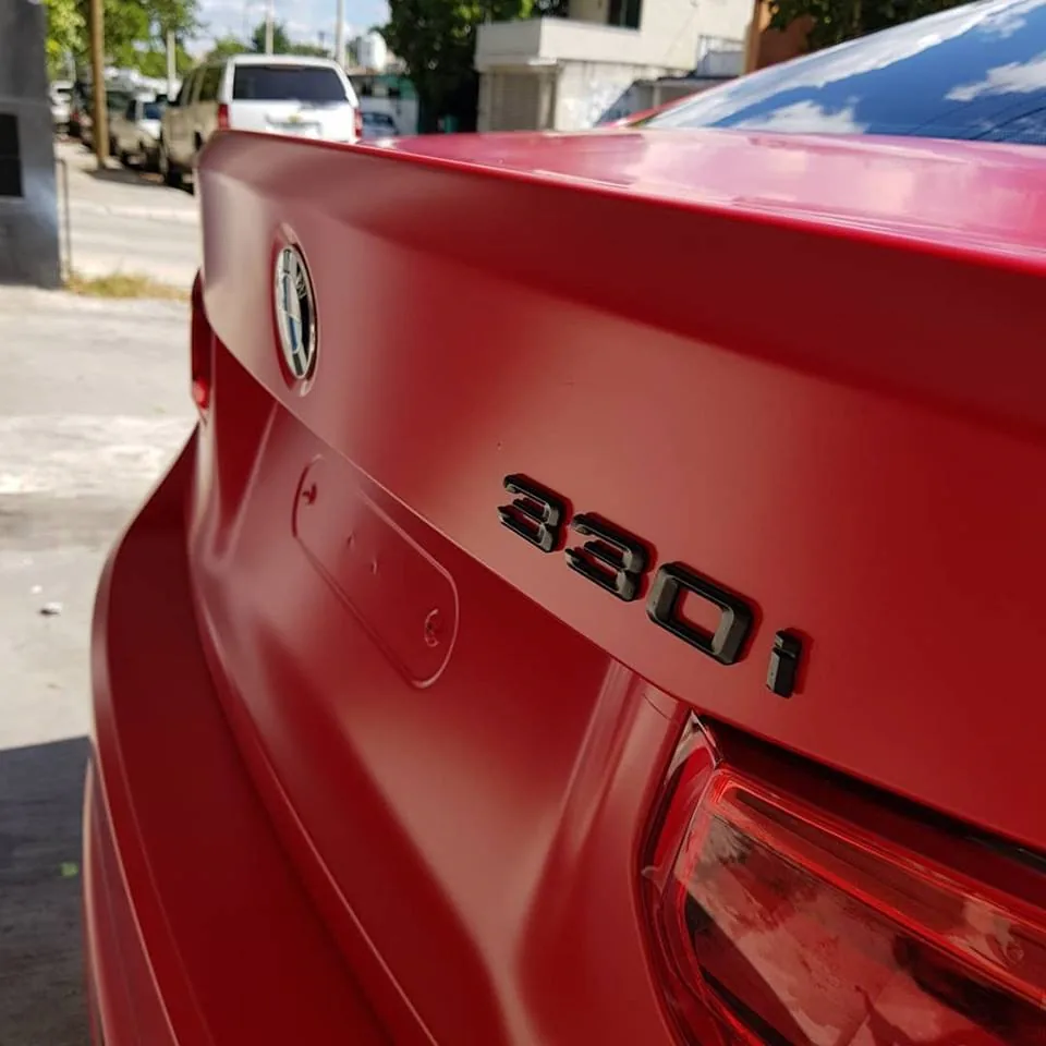 BMW 330i: Acabado rojo satinado