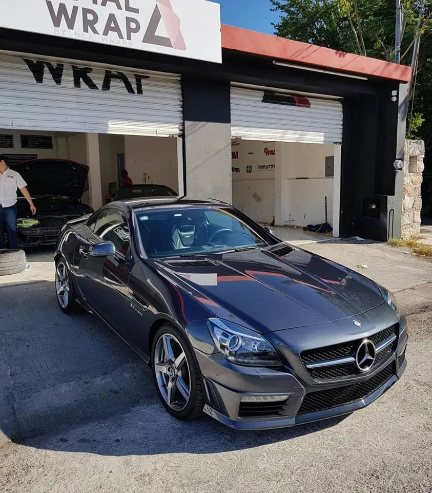 Mercedes-Benz SLK: Acabado gris satinado