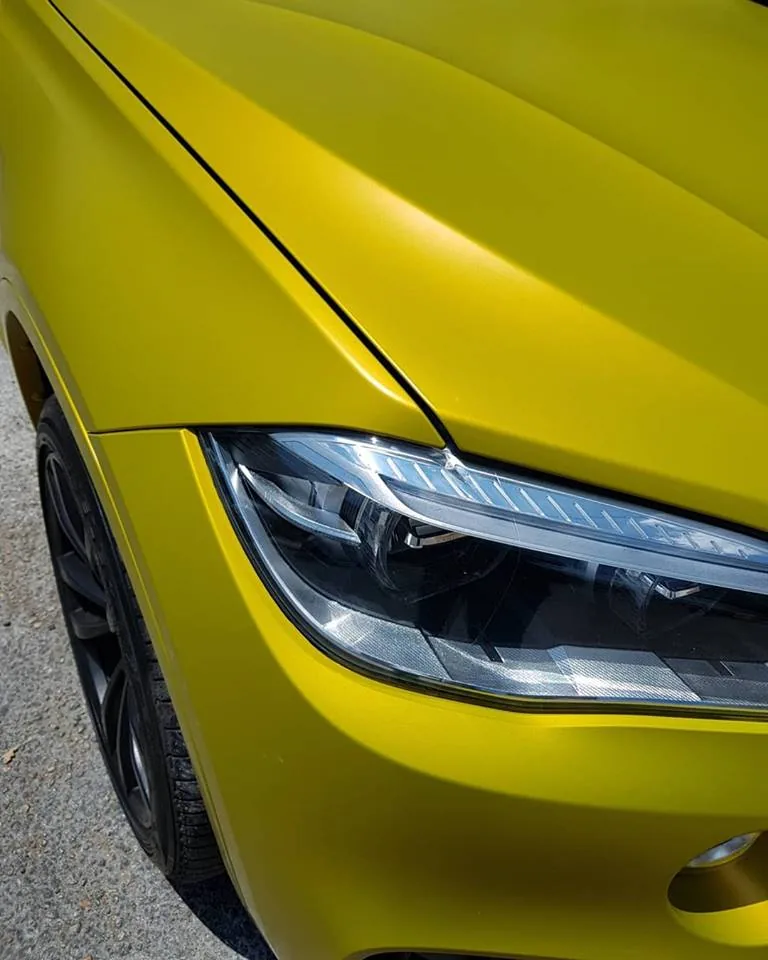 Mercedes-Benz: Acabado amarillo satinado