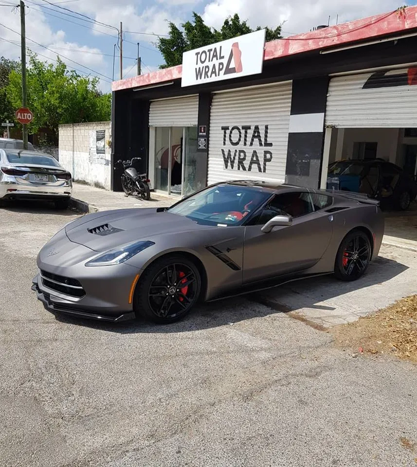 Chevrolet Corvette: Acabado gris y acentos rojos